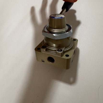 Airtac 4HV230-08: Hand Valve. Rotary Style - 4HV23008S