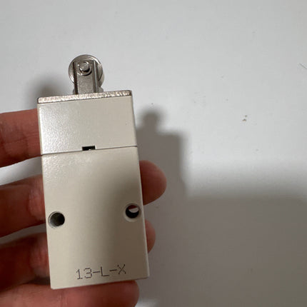 Airtac S3V-06: Manual Valve. 3 Way - S3V06