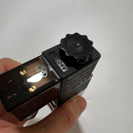 Airtac 4V210-08: Solenoid Air Valve - 4V21008B